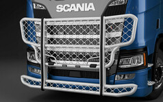 Silberner Trux Frontschutzb�gel "Highway" aus Aluminium mit Gitterdesign an einem blauen Scania LKW.