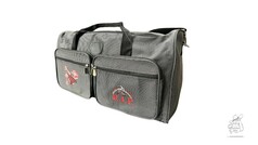Graue Polyester-Reisetasche mit zwei Griffen und Schulterband-Befestigung. Zwei Rei�verschlusstaschen, eine mit 