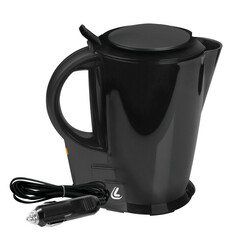 Schwarzer Kunststoff-Wasserkocher mit Zigarettenanz�nderstecker, Kabel und Betriebsleuchte.