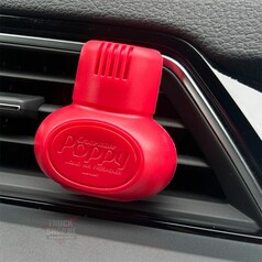 Roter Poppy Grace Mate Auto-Lufterfrischer auf einem L�ftungsgitter im Fahrzeug.