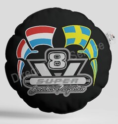Schwarzes Kissen mit V8-Logo, schwedischer und niederl�ndischer Flagge, sowie "SUPER Swedish Perfection" Schriftzug.