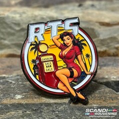 RTS Pin mit Pin-up-Girl vor Zapfs�ule und Palmen. Metall.