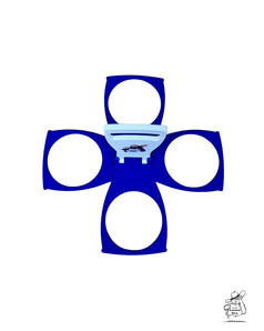 Ausklappbarer Getr�nkehalter in Blau mit wei�er Mitte und "Berg Ruft"-Aufdruck. Ideal f�r unterwegs.