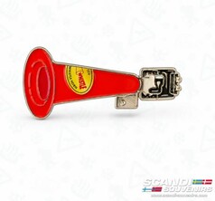 Roter Scandi Pin T�rkische Fl�te mit gelbem Aufdruck "WHISTLE HORN 12V".