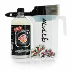Lvlup Reifenschw�rzungsset: Flasche, Pinsel und Messbecher mit "#LVLUP" Aufdruck.