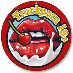 Lufterfrischer TruckPorn 18+: Rote Lippen mit Kirsche, Schriftzug "Truckporn 18+".