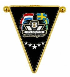 Dreieckiger Pin mit schwedischer Flagge, "SUPER 8" und Sternen. Goldener Rand.