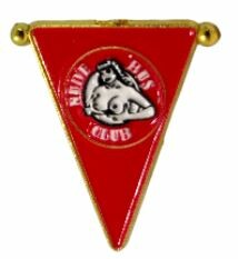 Roter Wimpel-Pin mit "Nude Bus Club" Aufschrift und weiblicher Figur. Ca. 3,0 x 3,5 cm.