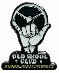 DTS PIN Old Skool Club Anstecker mit Lenkrad und Hand, schwarz/wei�/silber.