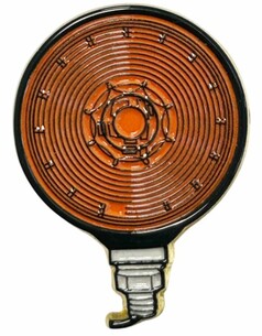 DTS PIN Spiegelleuchte orange, rund, mit schwarzem Rand und Sockel.