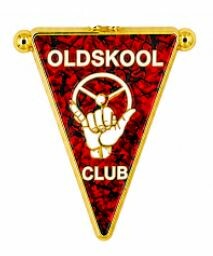 Roter Wimpel-Pin mit "OLDSKOOL CLUB" Schriftzug, Lenkrad und Handgeste. Goldener Rand.