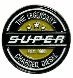 DTS PIN Legendary Diesel: Schwarzes Metall-Pin mit gelben und wei�en Details, Schriftzug "SUPER CHARGED DIESEL".