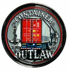 DTS PIN Container Outlaw: Roter Container auf LKW, Anker und Revolver.
