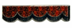 DTS PIN Bord�re Pl�sch rot: rote Bord�re mit schwarzem Muster und silbernem Rand.