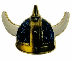 Blauer DTS PIN Vikingerhelm aus Metall mit H�rnern und goldener Verzierung.