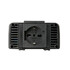 Schwarzer Power Inverter mit einer 230V Steckdose und L�ftungsschlitzen.