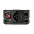Grauer Power Inverter aus Aluminium mit rotem Schalter, USB-Anschluss und Universalsteckdose.
