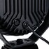 R�ckseite des schwarzen LED-Scheinwerfers mit Aluminiumgeh�use, K�hlrippen, angeschlossenem Kabel und Halterung.