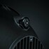 Nahaufnahme des schwarzen Strands IZE LED OG 9 Fernscheinwerfers mit Einstellknopf und L�ftungsgitter.