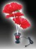 Beleuchtete rote Kunstblumen auf wei�en Stielen in schwarzem Standfu� mit USB-Kabel.