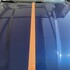 Blauer LKW-Lack mit orangem Klebeband zur Demonstration des Glanzes.
