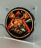 Beleuchteter Leuchtkasten mit Motiv Angry Moose in schwarz, braun, orange und gelb. USB-Anschluss abgebildet.. Eckiges Schild mit Saugern.