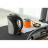 Schwarzer und grauer LKW-Wasserkocher mit rotem Schalter, daneben eine orangefarbene Tasse und ein Geb�ck.