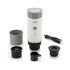 Tragbare Kaffeemaschine Cafyn Flow in Wei� und Grau mit Zubeh�r und Ladekabel.