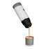 Wei�e, tragbare Cafyn Flow Kaffeemaschine mit grauem Deckel, die Espresso in einen grauen Becher br�ht.