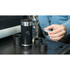 Tragbare Kaffeemaschine mit Kapsel und Zubeh�r auf einem Tisch.
